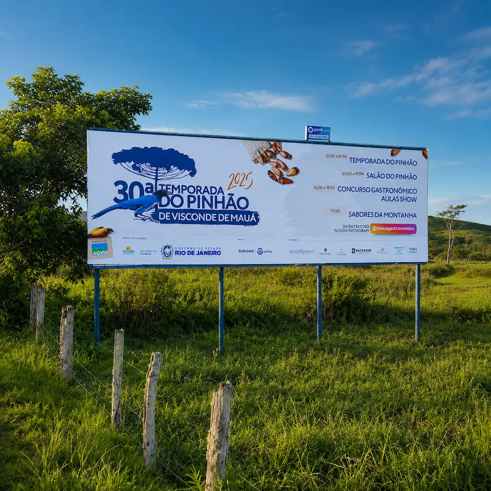Aplicação da identidade visual da Temporada do Pinhão em outdoor